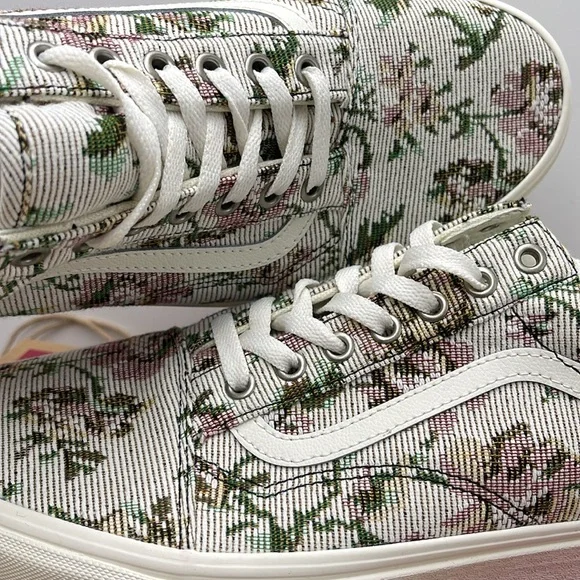 Vans Men’s Old Skool Tapestry Floral Marshmallow
VN000CP5CCZ
Sneakers - Picture 15 of 16